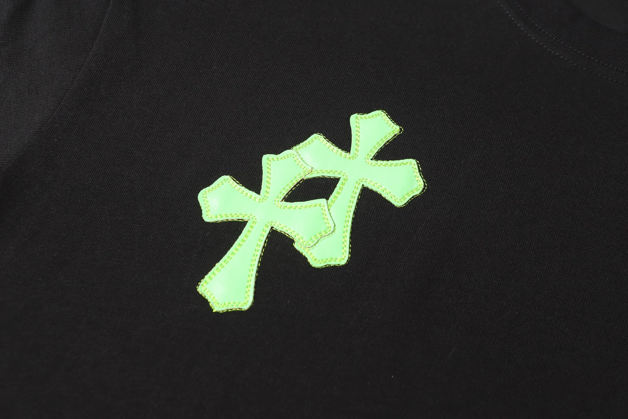 P170 Chrome Hearts CH Chrome Hearts leather cross short-sleeved T-shirt Uses direct injection imported machine printing Hardware and accessories are all milled and customized Correctly configured Black 2025 Chrome Hearts authentic packaging 280 grams of custom-dyed double-yarn cotton Large version Loose and stylish Different from lower versions The slim and long version The upper body pulls the hips 100% commitment: top quality Do not make fast food The highest version on the market Top quality - different from the ordinary versions in the market If you care about quality You must also respect the price. Absolutely zero after-sales service. The return rate so far is 0. It’s hard not to love the style. - 280g double yarn cotton custom-dyed fabric. - Correct high-density main mark. Washed tag. Hand-sewn.